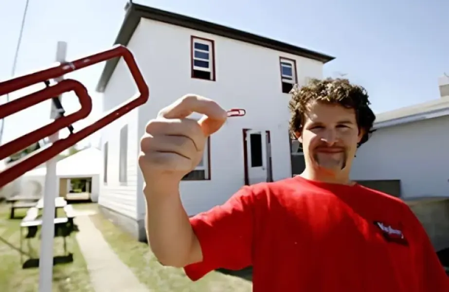 in-2005-kyle-macdonald-started-with-one-red-paperclip-and-v0-sznw57d1f4sd1