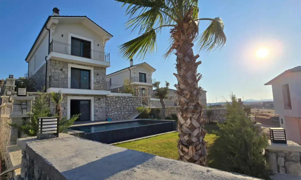 BAHÇEŞEHİR BÖLGESİNDE 550 M2 ARSA İÇERİSİNDE TAM MÜSTAKİL VİLLA